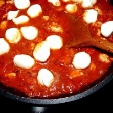 Makaron z kurczakiem, mozzarellą i pomidorami. Pycha! Przepis po kliknięciu w zdjęcie. Glodnapolka.pl