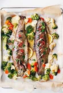 PIECZONY PSTRĄG Z MASŁEM CH...