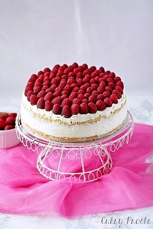 Śmietankowy naked cake z malinami