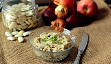 Smalec z fasoli z cebulką, jabłkiem i majerankiem