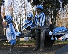 Yarn Bombing Polska. Ławeczka bł. Bojanowskiego. Wykonanie: Nieformalna Grupa FANABERIE z Lubonia.