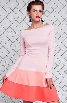 Cover GR993 sukienka brzoskwiniowa Nietuzinkowa sukienka, wykonana z trykotażu dżerseju, dekolt typu łódka pięknie eksponuje ramiona