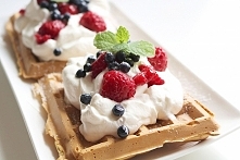 GOFRY KLASYCZNE
Jako dziecko często jeździłam z rodzicami nad polskie morze. Pamiętam zielonego malucha, do którego zapakowaliśmy się w sześć osób. Pamiętam kanapki robione na t...