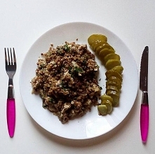 Kasza w nieco innej odsłonie- idealna na szybki sycący obiad :)

Składniki:
*kasza gryczana
*pietruszka
*pierś z kurczaka
*pieczarki
*ulubione przyprawy