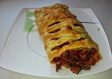 Mięso mielone w cieście francuskim 

Składniki:

    500 g mięsa mielonego
    250 g pieczarek
    1 większa cebula
    sól
    pieprz
    płat ciasta francuskiego
    jajko
   ...