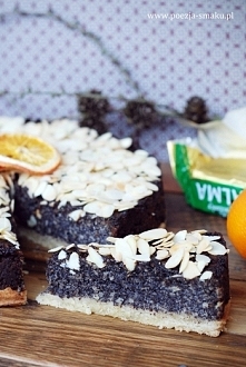 Makowiec migdałowy z jabłkami