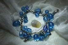 CHALCEDON - KAMIEŃ MÓWCÓW
Posiada wybitne właściwości ochronne. Działa uspokajająco na swego właściciela, łagodzi agresję i irytację, pomaga w wyrażaniu uczuć i emocji. 
Jest ka...