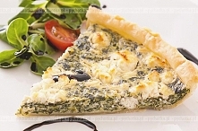 Pizza z boczkiem, szynką i szpinakiem