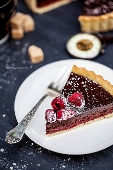 Tarta czekoladowa z malinami