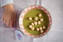 Zupa krem z groszku i ziemniaków, idealna dla małych dzieci.