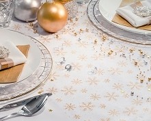 Bożonarodzeniowa organza ze świątecznym nadrukiem pięknie ozdobi stół wigilijny. Organza w 9-metrowych rolkach do kupienia w partytajm.com.pl