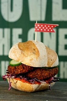 Wegańskie burgery z czerwonej fasoli, kaszy bulgur i buraków