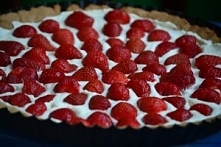 Tarta orkiszowa z kremem mascarpone i truskawkami. Wspomnienie lata :)