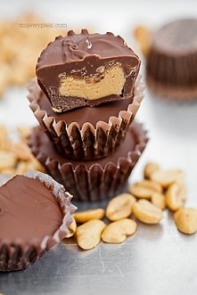 Znalazłam przepisy na PRZEPYSZNE babeczki z nadzieniem orzechowym oblane czekoladą naprawdę Polecam.

 Składniki na 15 - 20 sztuk:

pół szklanki masła orzechowego gładkiego lub ...