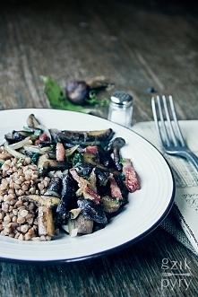 Smażone grzyby leśne z boczkiem i jałowcem