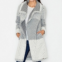 Marka FIGL przedstawia: niezmiernie stylowy, jesienny płaszcz o luźnym kroju, z cieplutkiej wełny.

Dostępny w FashionCollection.pl