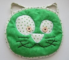 DIY: Własnoręcznie wykonana poduszka w kształcie głowy kota. Dziecinnie proste!