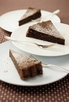 Tarta czekoladowa o obniżonej zawartości cukru - dla cukrzyków i nie tylko.

Składniki:
- 100g gorzkiej czekolady
- 100g mlecznej czekolady
- 200g masła
- 90g cukru (ja dałam 50...