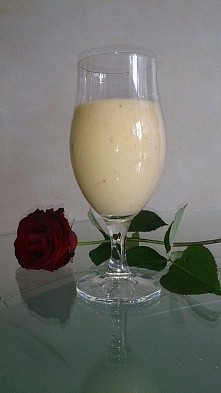 Drugie śniadanie, shake z dojrzałego mango, banana i granata :-D pychotka!!! :-D