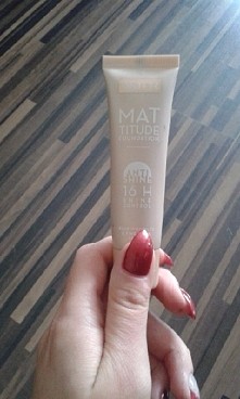 matujacy podkład firmy Astor ... dobrze kryje, matuje,  zapobiega blyszczeniu...polecam :)