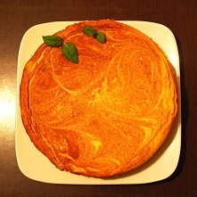 Dyni ciąg dalszy!

Wzięło mnie na pieczenie, więc cóż zrobić?
Sernik! 
Dyniowy!

Składniki:
1kg twarogu półtłustego 3x mielonego(a chciałam chudy...)
437g puree z dyni
3 jaja
15...