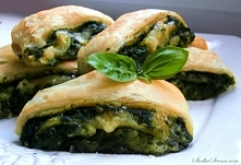 PASZTECIKI ZE SZPINAKIEM

SKŁADNIKI:
- pęczek świeżego szpinaku (lub opakowanie mrożonego)
- 200 g białego sera półtłustego
- duży ząbek czosnku
- łyżka masła
- szczypta soli i ...