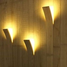 lampki w panelach ściennych...