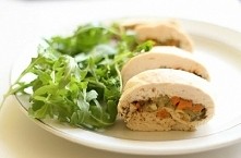 Zdrowe roladki drobiowe. Przepis ze strony Powiedz dietom nie.
Składniki (na 2 roladki):
- 500 g filetu z piersi kurczaka
- 2 średnie marchewki  (ok.90 g)
- 3 ogórki kiszone
- 2...