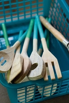 Organizacja kuchni - tanie koszyczki dopasowane kolorystycznie i pomalowane przybory, wszystko jest spójne.