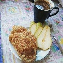 Jesienne, aromatyczne placki ok 450 kcal.  4 łyżki kaszy manny, 2 łyżki płatków owsianych, jajko, łyżka jogurtu, proszek do pieczenia, przyprawy: u mnie kardamon, cynamon i gałk...