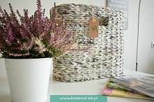 Makulaturowy gazetnik.