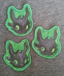 Naszywki z Toothless'em, 8x7 cm, 8zł.