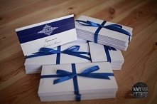 Zaproszenie z białym ornamentem i granatowym paskiem nadrukowanym na białym kredowym papierze, eleganckie z uroczym kryształem w środku ornamentu zdobi całe zaproszenie :)