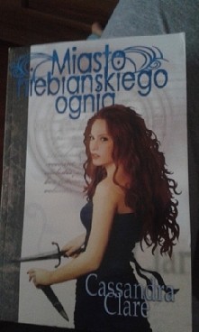 ostatnia część , gorąco polecam całą serie jak i Diabelskie Maszyny oraz Pani Noc i wszystkie dodatki ( kroniki Bane'a i Akademie)