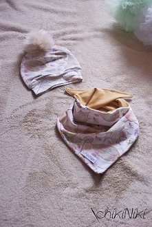 komplet z dresówki "liście klonu". Czapka z pomponem + dwustronna wiązana chusta. Wszystko szyte ręcznie
Zapraszam na fb: ChikiNiki