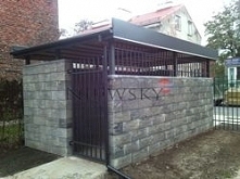 Śmietnik wykonany z elementów Roma w kolorze Onyx, furtek Prestige w kolorze RAL7016