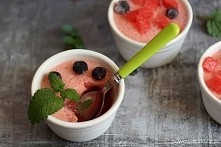 Galaretka z arbuza - idealna na lato. Może trochę późno nadchodzę z tym przepisem, ale dlaczego nie?
Pochodzi ze strony Powiedz dietom nie.
Składniki:
- 1 kg arbuza (z takiej il...