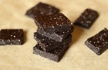 Brownie bez pieczenia - bardzo smaczne, choć z pewnością nie każdy doceni smak tego ciasta. Przepis pochodzi ze strony Powiedz dietom nie. Składniki: - 325 g daktyli suszonych (...