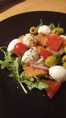 Łosoś w sałatce..któż go nie lubi??? ;) Zjadłaś już kolację??? a może nie wiesz co zjeść jutro?? przepis na Fit kolację znajdziesz w linku w komentarzu na dole >>>