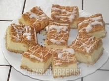 Składniki
Ciasto:
3 szklanki mąki
4 jaja
3/4 kostki margaryny
3 łyżki śmietany 18 %
1 szklanka cukru
2 łyżeczki proszku do pieczenia

Masa serowa:
1 kg sera 
6 jaj
1 kostka marg...