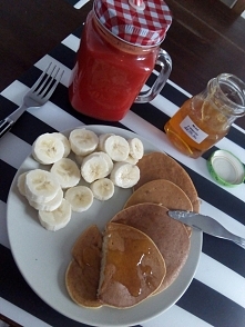 Znowu pochmurno, pada, zimno... :/ za to śniadanko pyszne :) miłej niedzieli życzę :)

sok z: marchewek, jabłek, buraka i dyni ( ale dyni nie za dużo bo wyjdzie mdłe) 
placuszki...