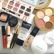 Jakie kosmetyki polecacie dla osoby, która dopiero zaczyna z makijażem? Poszukuję niedrogie, sprawdzone produkty. Może ktoś coś poleci? :)