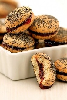 bitki z makiem (baletki) Składniki na 2 blaszki pojedynczych ciasteczek: 3 jajka, białka i żółtka osobno80 g drobnego cukru do wypieków75 g mąki pszennejmak, do posypaniagęsty d...