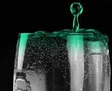 Można również lać krople wody do wody i uchwycić ją w różnych momentach.Ten niebieski kolor to obróbka w programie picassa3.