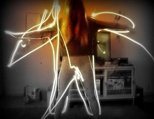 Malowanie światłem.W ciemnym pokoju ,tryb manualny. Nastawiamy np:na 10sekund i w tym momencie stoimy nieruchomo a druga osoba latarka do aparatu obrysowujemy te nieruchoma osob...