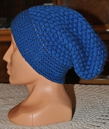 Witam serdecznie. Przedstawiam własnoręcznie wykonaną czapkę szydełkową. Powstała z włóczki akrylowej( Mimoza 233) w odcieniu niebieskim ( w rzeczywistości czapka jest o ton cie...