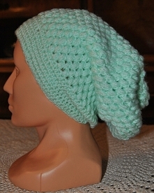 Witam serdecznie. Przedstawiam własnoręcznie wykonaną czapkę szydełkową. Powstała z włóczki akrylowej w odcieniu mięty. Jej wymiary to 52cm( obwód)/33cm.  Czapka jest wykonan ba...