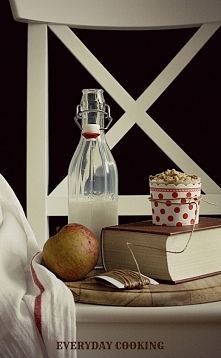 Muffiny z jabłkami i marcepanową kruszonką