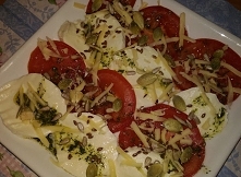 Sałatka caprese z pestkami słonecznika, pestkami dyni i siemieniem lnianym