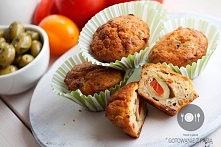 Muffinki z suszonymi pomidorami we włoskiej oliwie, oliwkami i bazylią, dodatkowo nadziewane dużą włoską oliwką